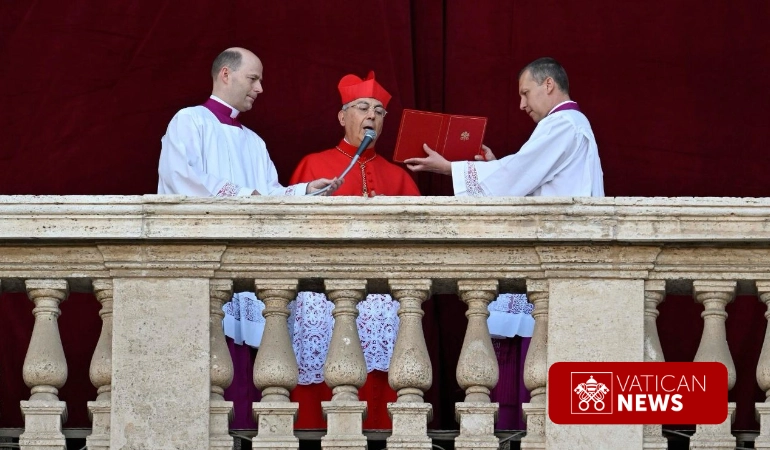 Le cardinal Mamberti annonce l'élection de Léon XIV. 